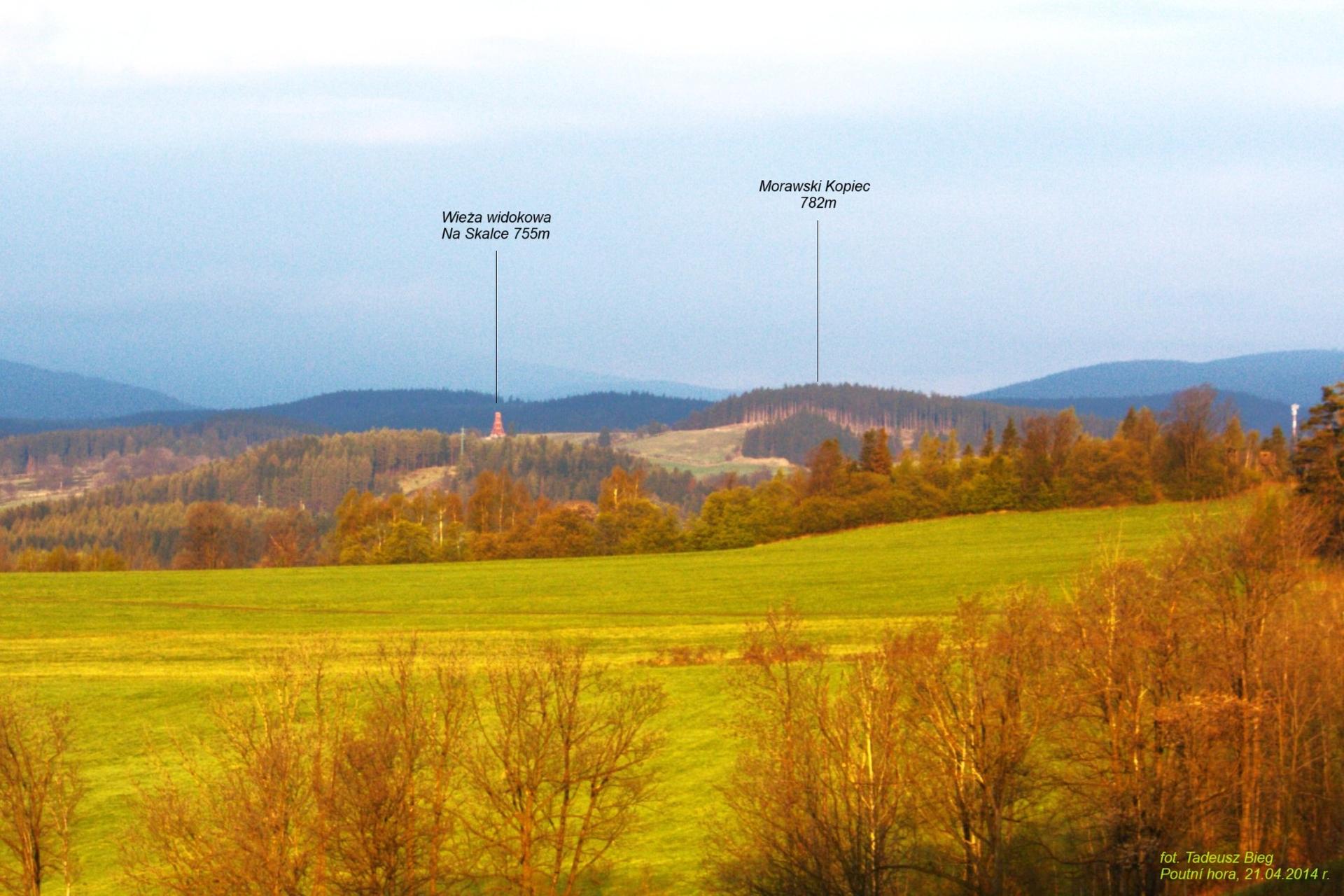 Widok na Morawski Kopiec i wieżę Na Skalce
